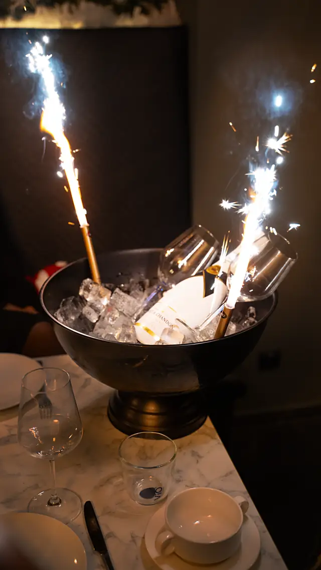 Champagnerkühler mit Wunderkerzen